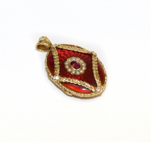 Медальон с гильошированной эмалью и рубином