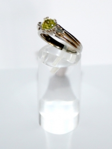 Кольцо с желтым бриллиантом квадратной огранки