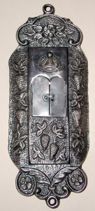 Старинный серебряный футляр с дверцами для мезузы