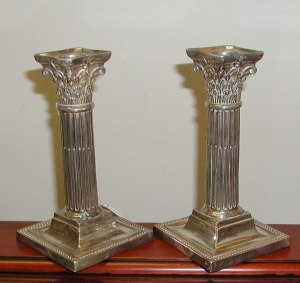Серебряные подсвечники в виде колонн