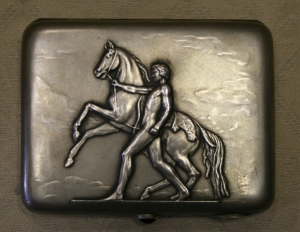 Серебряный портсигар «Покорение коня человеком»