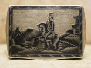 Серебряная табакерка «Наполеон на коне»