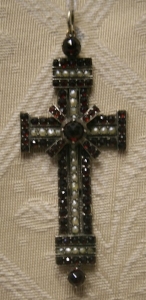 Крест с жемчугом и гранатами