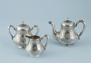 Серебряный чайный сервиз из трёх предметов: чайник заварной, сливочник, сахарница