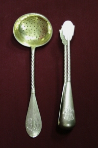 Серебряные ситечко чайное и щипцы для сахара