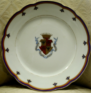 Тарелка с гербом и девизом Сумароковых  Эльстонов