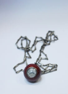 Часы в форме шара на цепочке