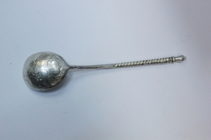 Серебряная  ложка с гравировкой в щитке