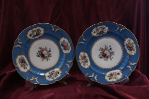 Пара тарелок с цветами на голубом фоне