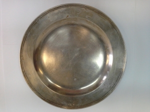 Серебряная тарелка с гербом