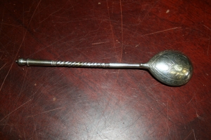 Серебряная чайная ложка с медальоном для гравировки